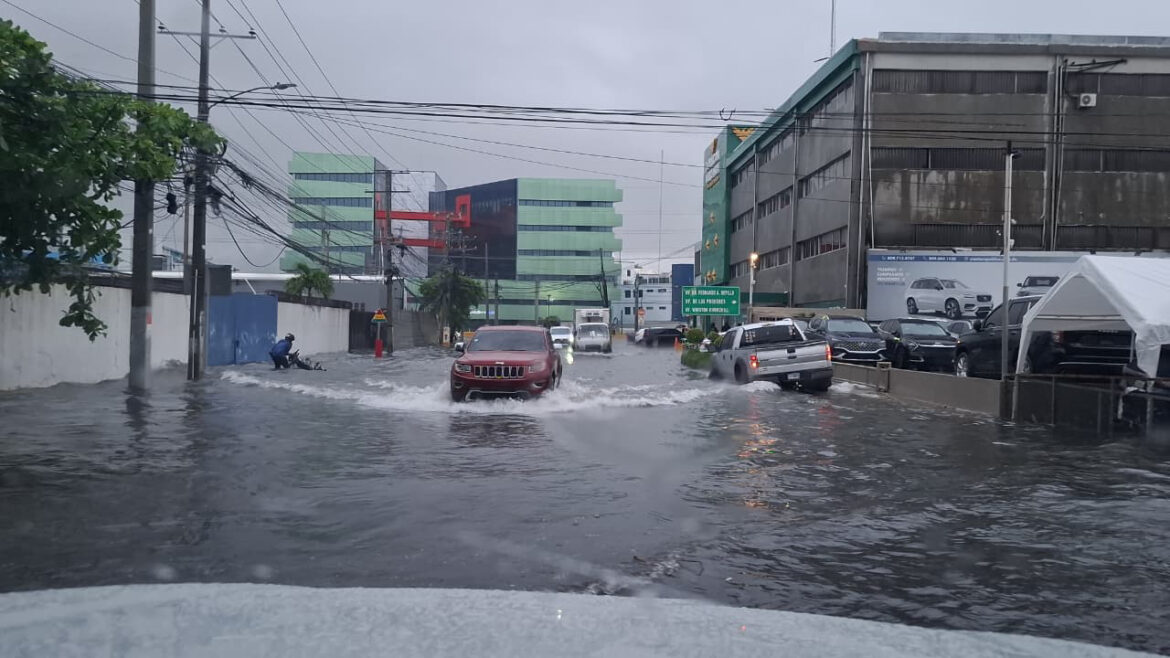 el-coe-coloca-al-gran-santo-domingo-y-san-cristobal-en-alerta-verde-por-onda-tropical
